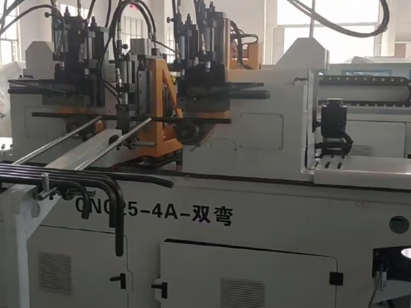弯管机